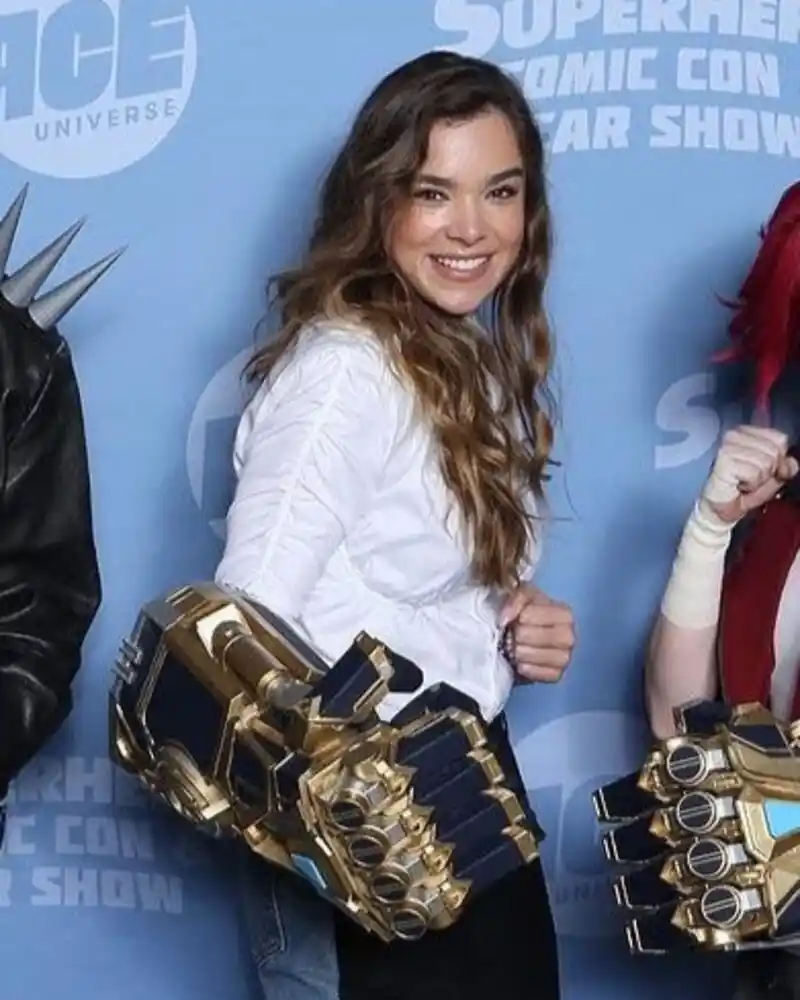 Hailee Steinfeld casual street style look