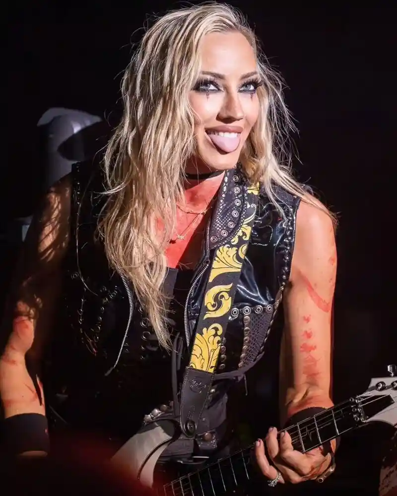 Nita Strauss height comparison in leather outfit